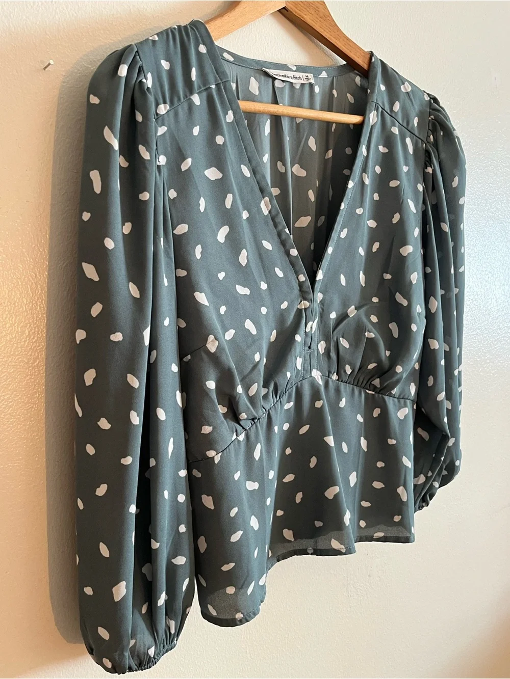 Abercrombie & Fitch lightweight neck